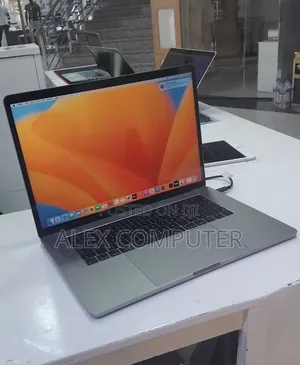 New Laptop Apple MacBook Pro 2017 16GB Intel Core i7 SSD 512GB