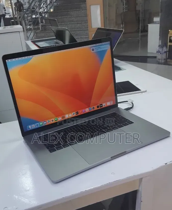 New Laptop Apple MacBook Pro 2017 16GB Intel Core i7 SSD 512GB
