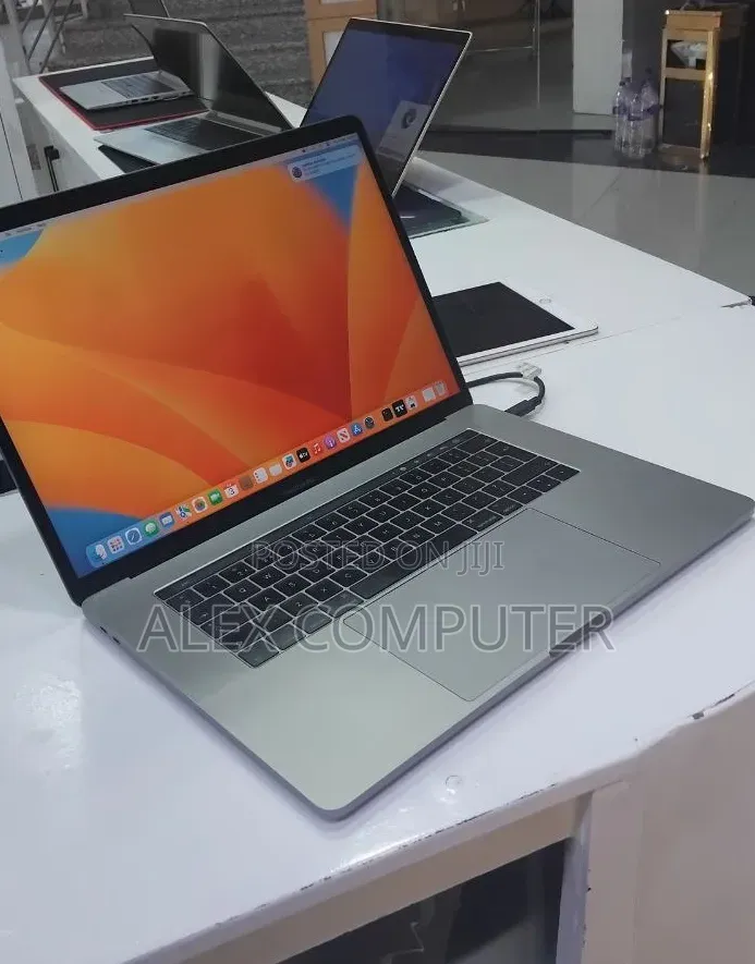 New Laptop Apple MacBook Pro 2017 16GB Intel Core i7 SSD 512GB
