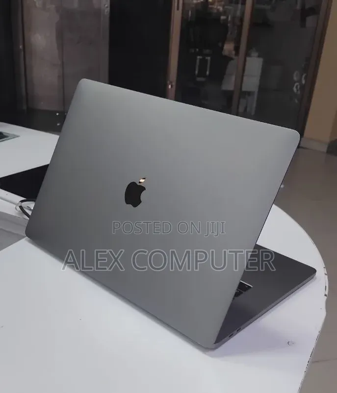 New Laptop Apple MacBook Pro 2017 16GB Intel Core i7 SSD 512GB