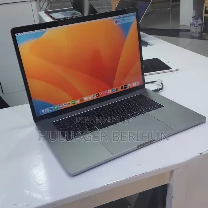 New Laptop Apple MacBook Pro 2017 16GB Intel Core i7 SSD 512GB