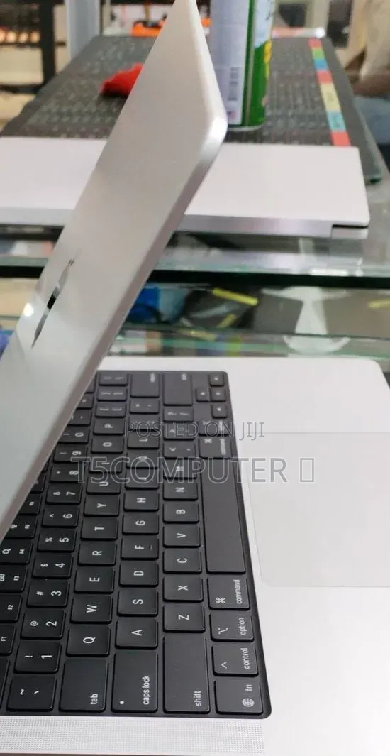 New Laptop Apple MacBook Pro 2025 M5 16GB Apple M5 SSD 512GB