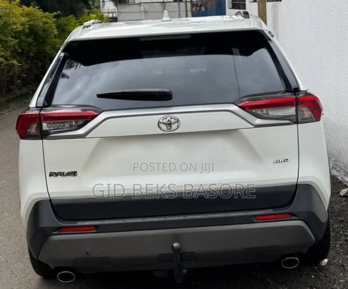 Toyota RAV4 2021 White