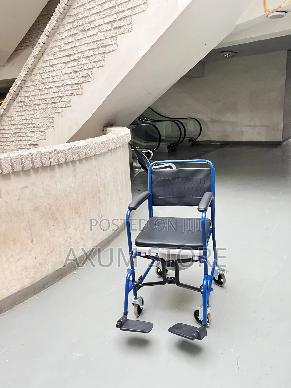 14. Manual Wheelchair With Footrests
    ከእግር ማሳረፊያ ጋር የሚመጣ ዊልቸር