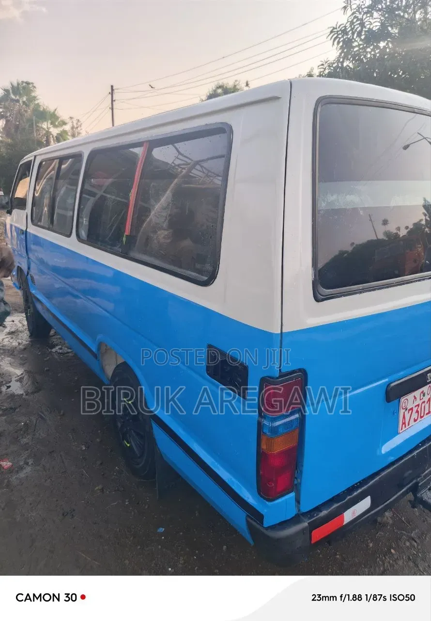 Toyota Grand HiAce 1999 Blue