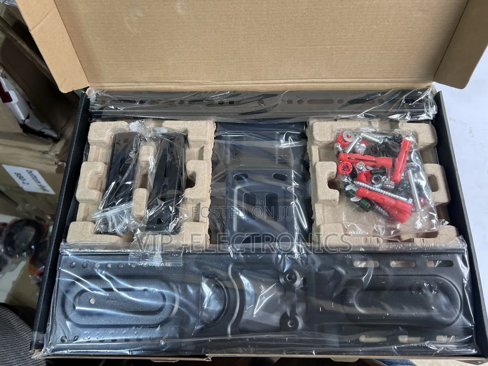 P6 Full Motion Cantilever Flexible TV Mount Engineered 40——80”