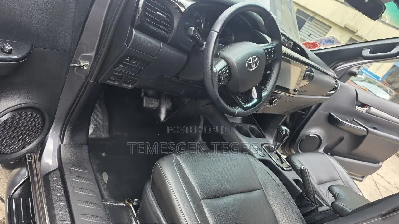 Toyota Hilux 2021 Black