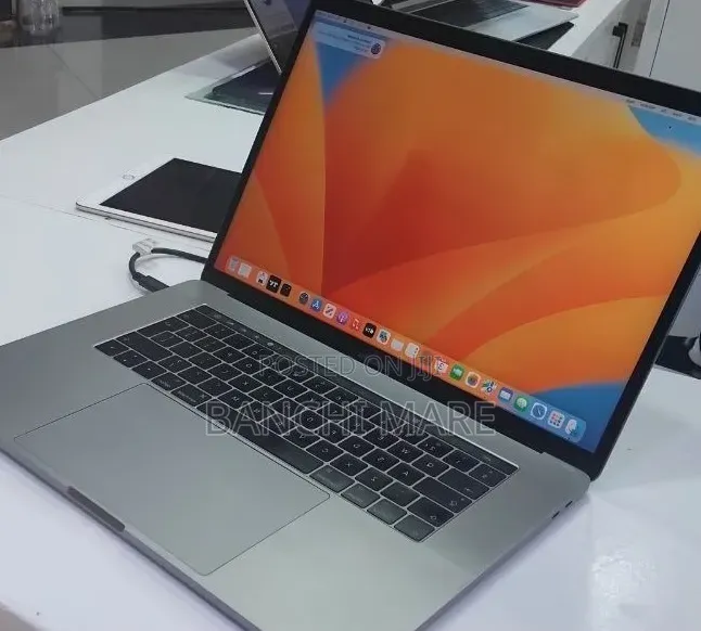 New Laptop Apple MacBook Pro 2017 16GB Intel Core i7 SSD 512GB