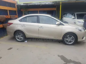Toyota Yaris 2013 Pearl