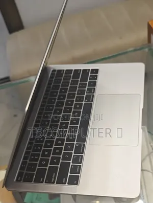 New Laptop Apple MacBook Pro 2019 8GB Intel Core i5 SSD 256GB