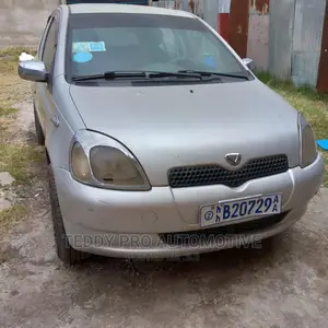 Photo - Toyota Vitz 2001