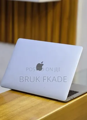 New Laptop Apple MacBook Pro 2020 32GB Intel Core i7 SSD 512GB
