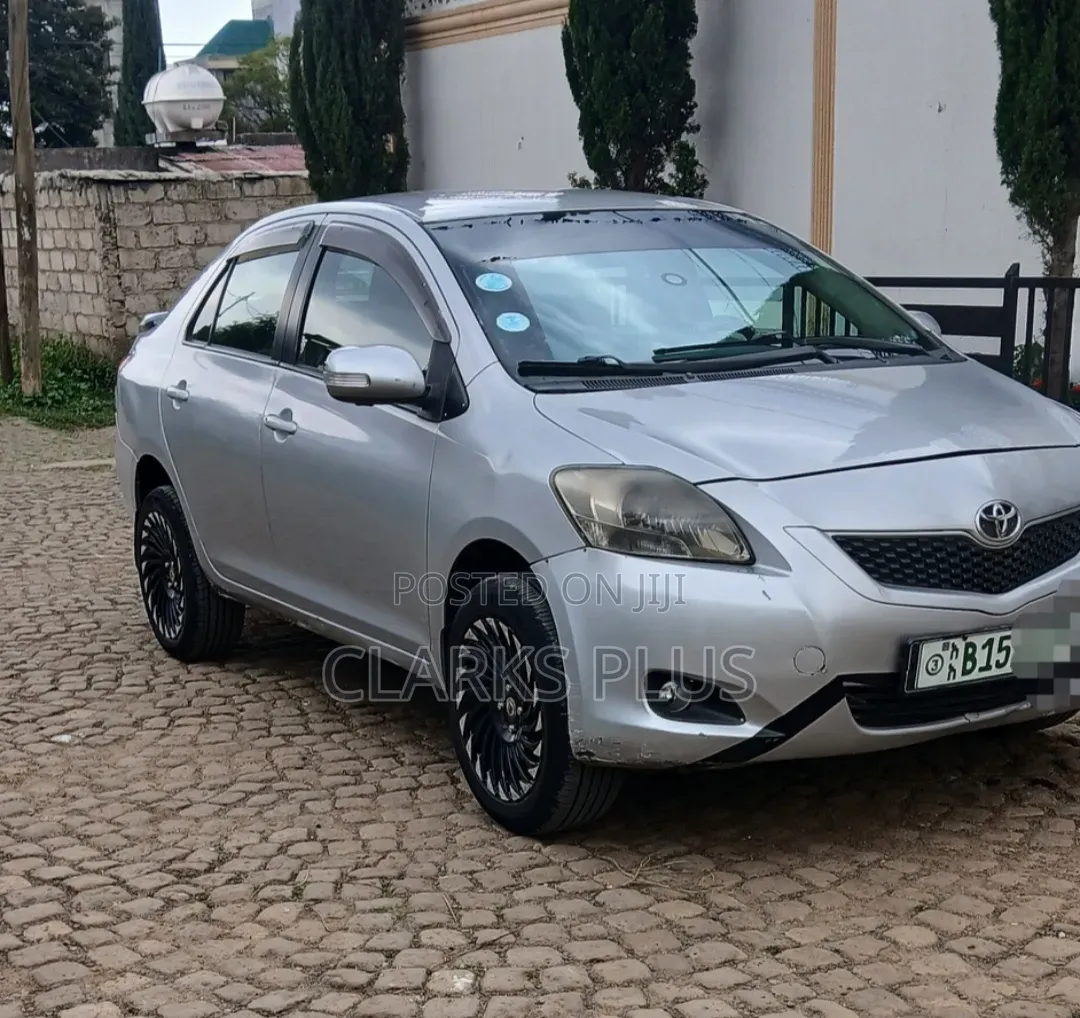 Toyota Belta 2010 Silver