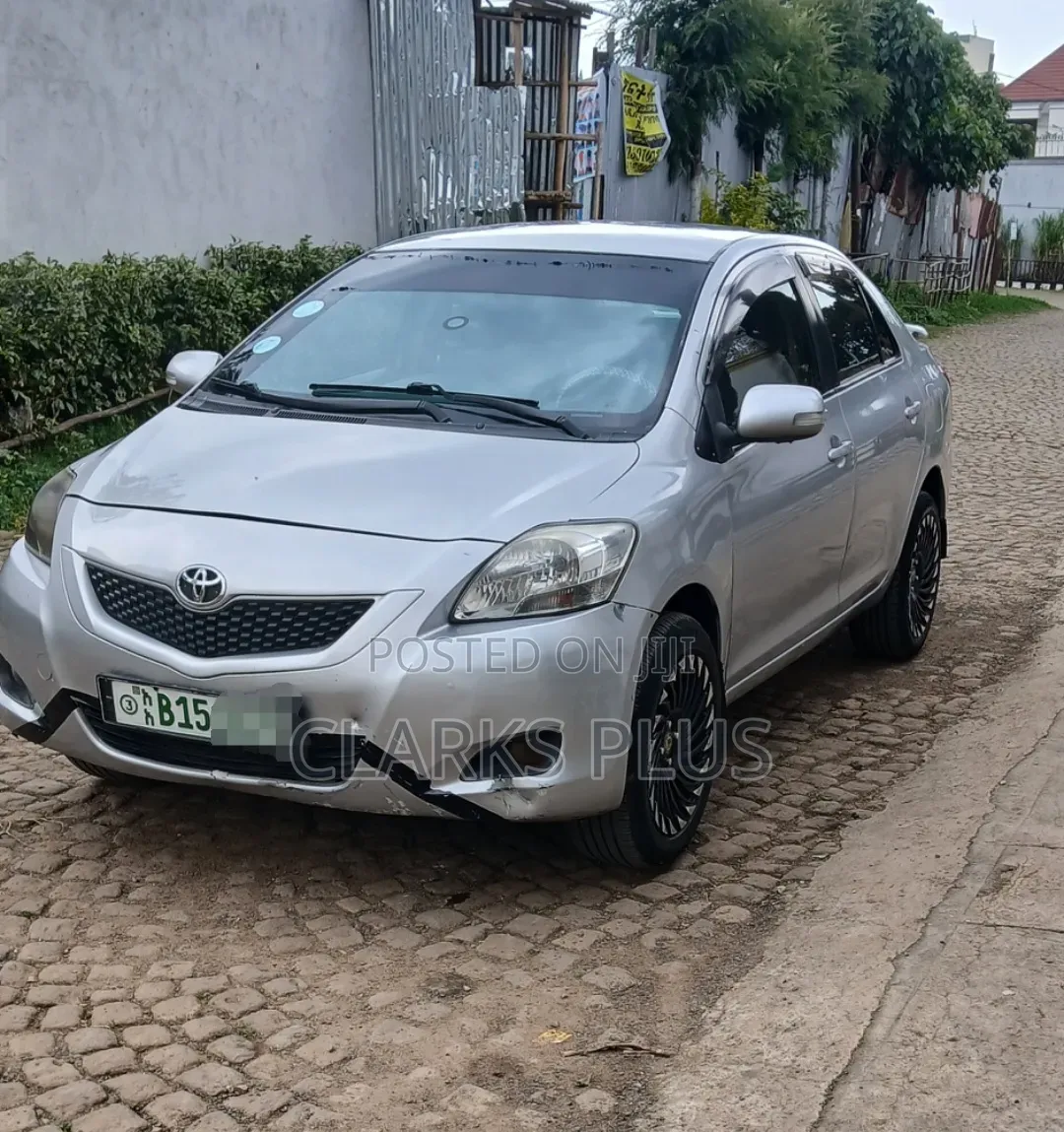 Toyota Belta 2010 Silver