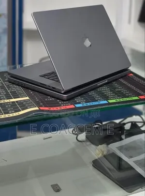 New Laptop Apple MacBook 32GB SSD 1T