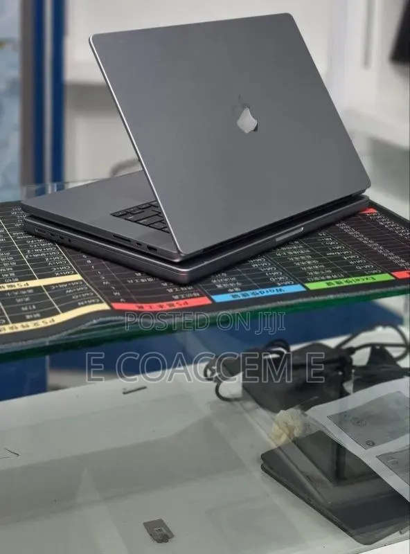 New Laptop Apple MacBook 32GB SSD 1T