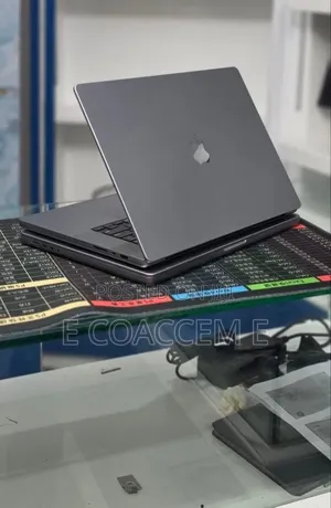 New Laptop Apple MacBook 32GB SSD 1T