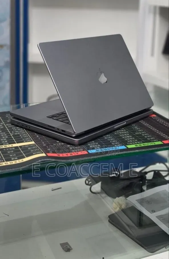 New Laptop Apple MacBook 32GB SSD 1T