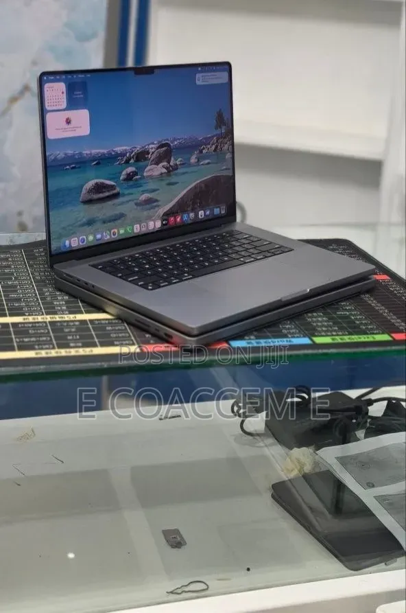 New Laptop Apple MacBook 32GB SSD 1T