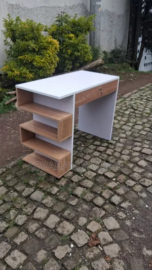 ዘመናዊ Reading Table