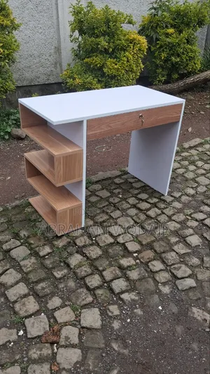 ዘመናዊ Reading Table