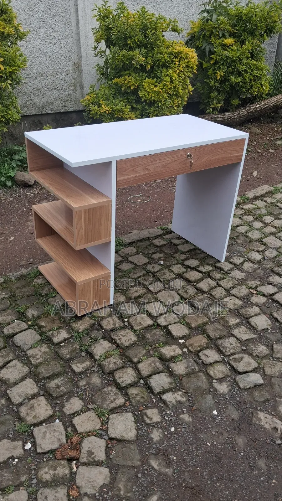 ዘመናዊ Reading Table