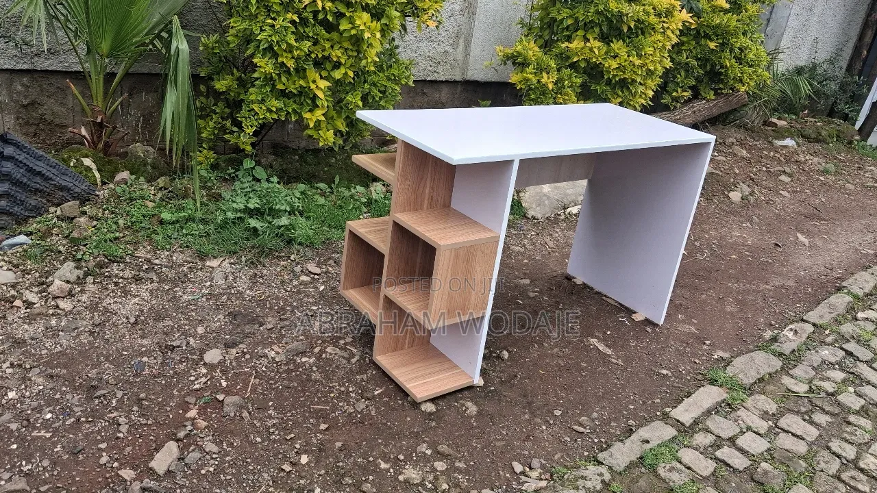 ዘመናዊ Reading Table