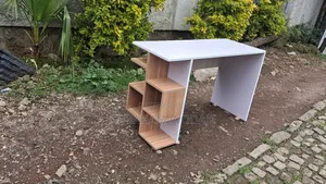 ዘመናዊ Reading Table