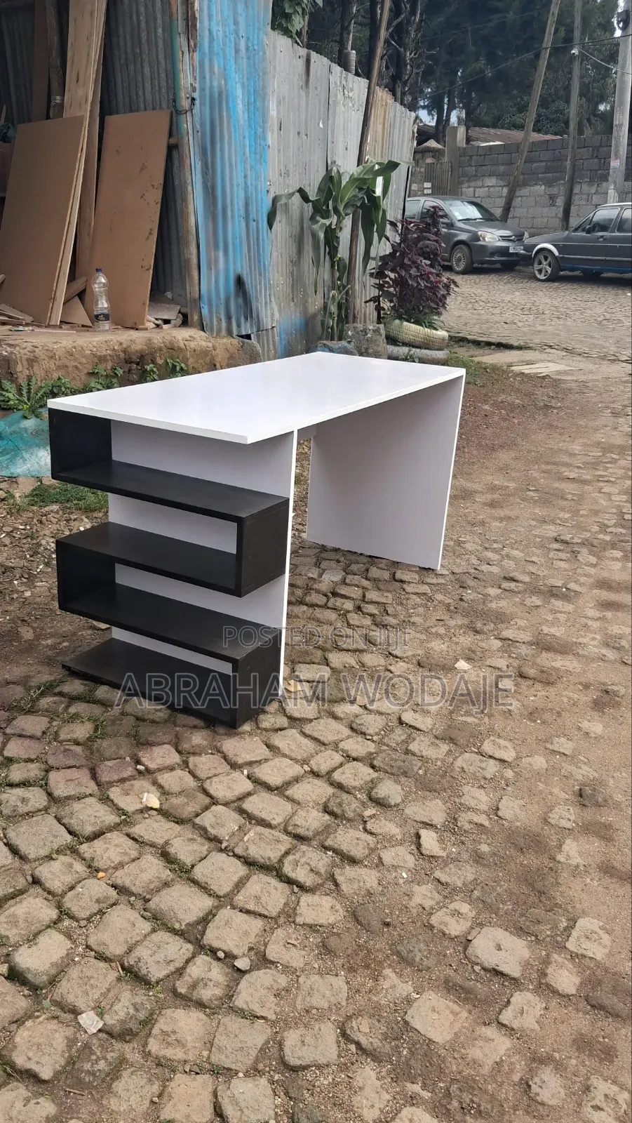 ዘመናዊ Reading Table