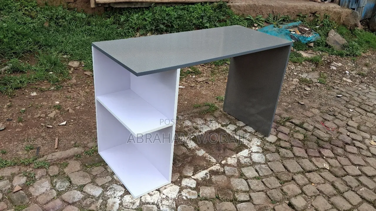 ዘመናዊ Reading Table
