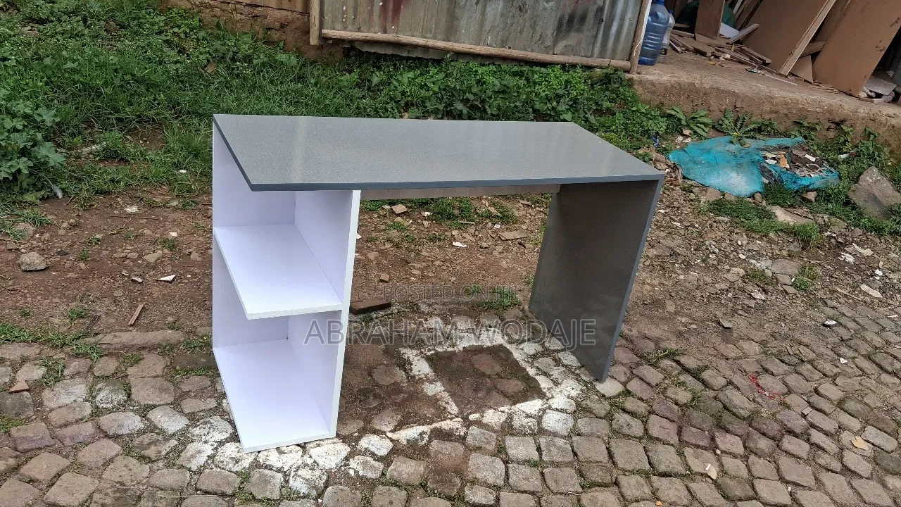 ዘመናዊ Reading Table