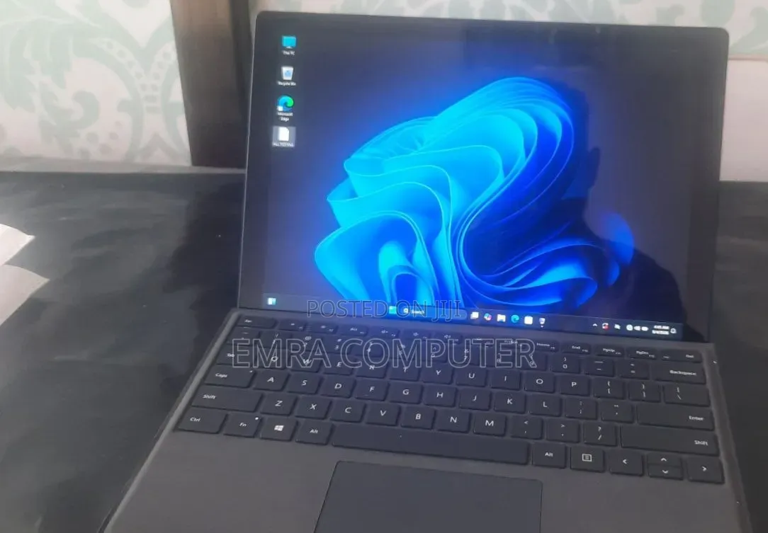New Laptop Microsoft Surface 8GB Intel Core i5 SSD 256GB
