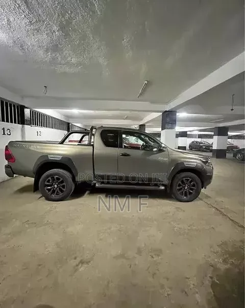 Toyota Hilux 2021 Gray