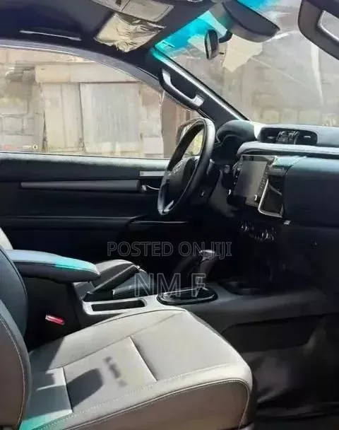 Toyota Hilux 2021 Gray