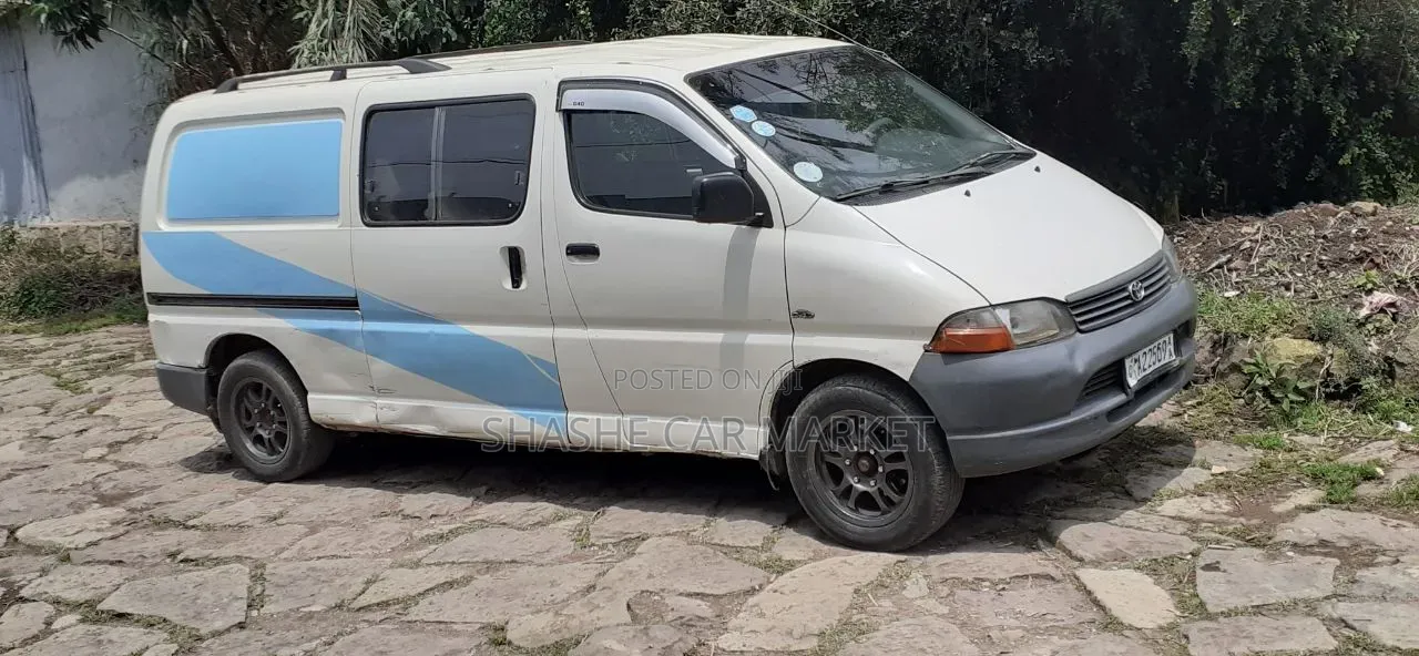 Toyota Hilux 2002 White