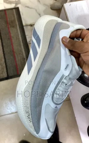የአዲዳስ Hyperboost የሩጫ ጫማዎች