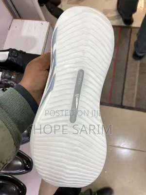 የአዲዳስ Hyperboost የሩጫ ጫማዎች