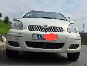 Toyota Vitz 2004 White