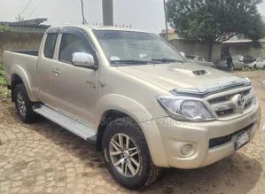 Toyota Hilux 2009 Maroon
