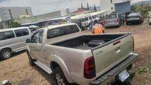 Toyota Hilux 2009 Maroon