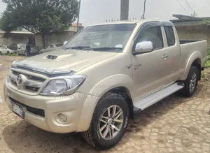 Toyota Hilux 2009 Maroon