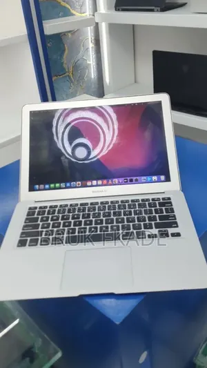 New Laptop Apple MacBook 2017 8GB Intel Core i7 SSD 128GB