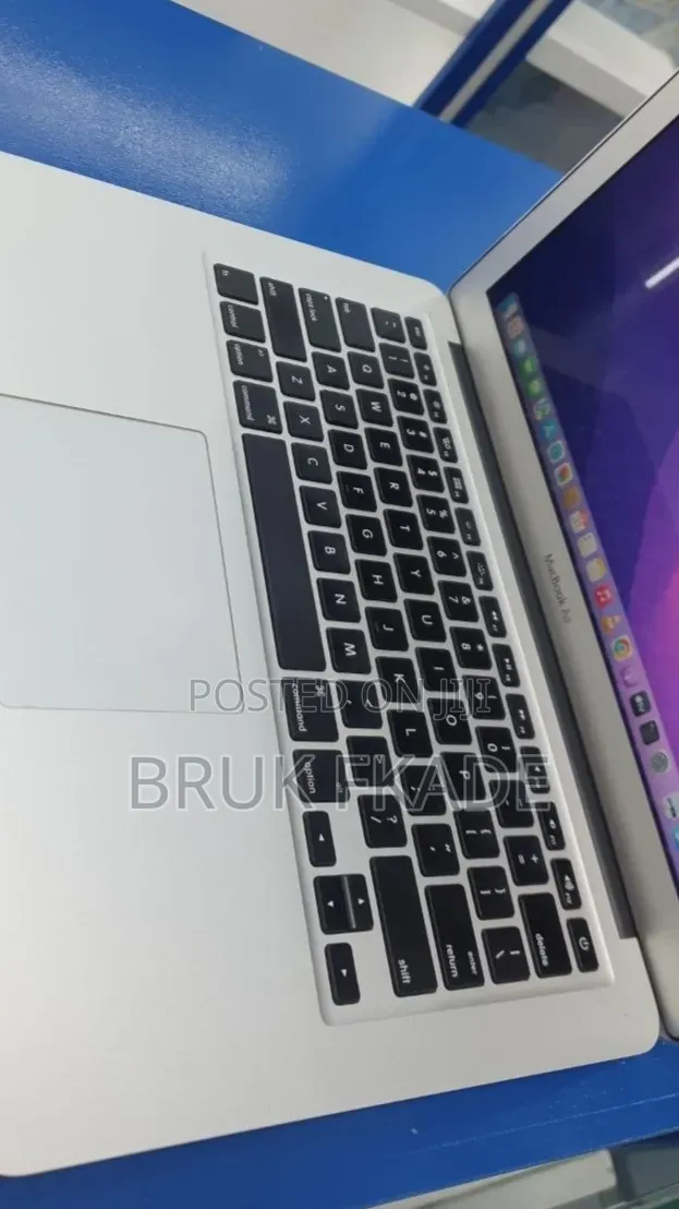 New Laptop Apple MacBook 2017 8GB Intel Core i7 SSD 128GB