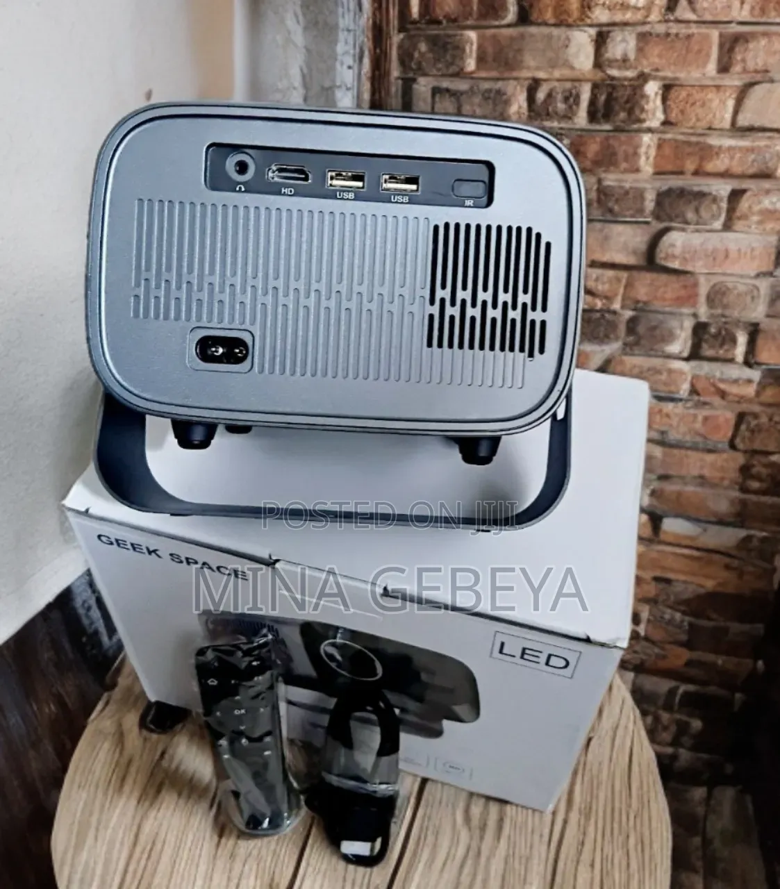 Geek Space Smart Projector
