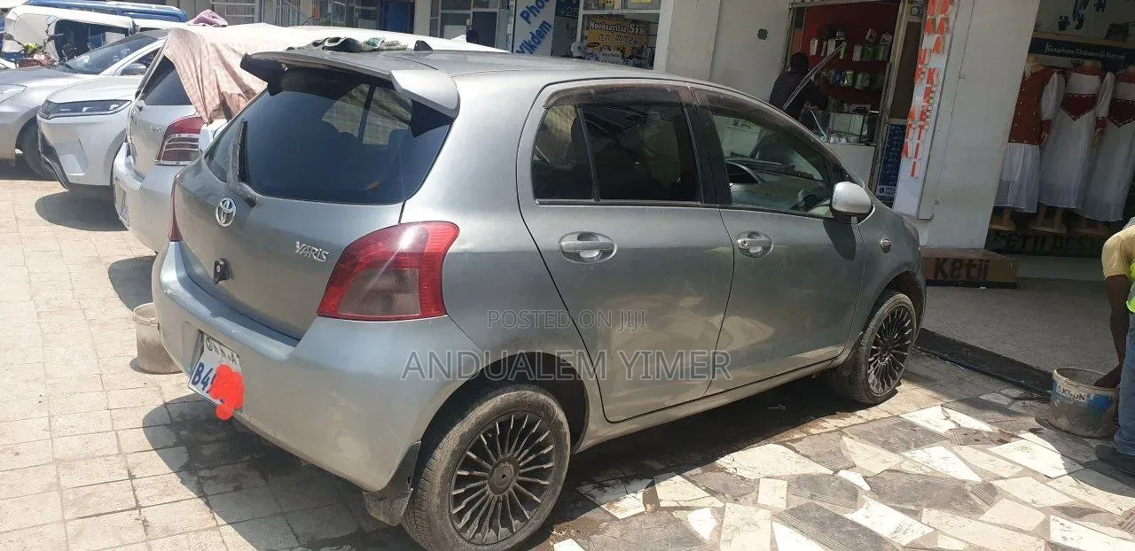 Toyota Yaris 1.0 HB T1 2007 Gray