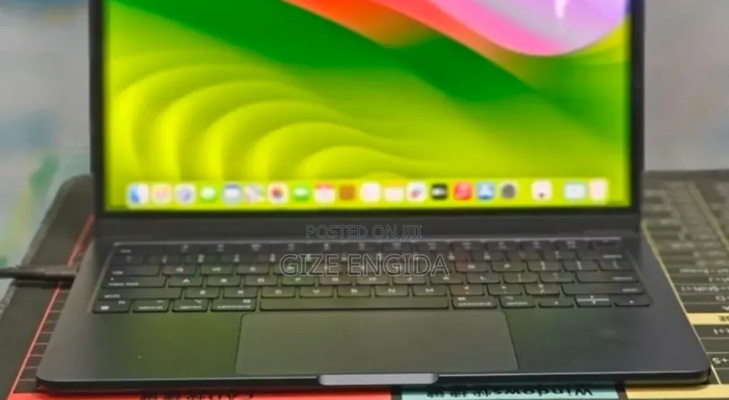 New Laptop Apple MacBook Air 2022 M2 16GB Apple M2 SSD 512GB