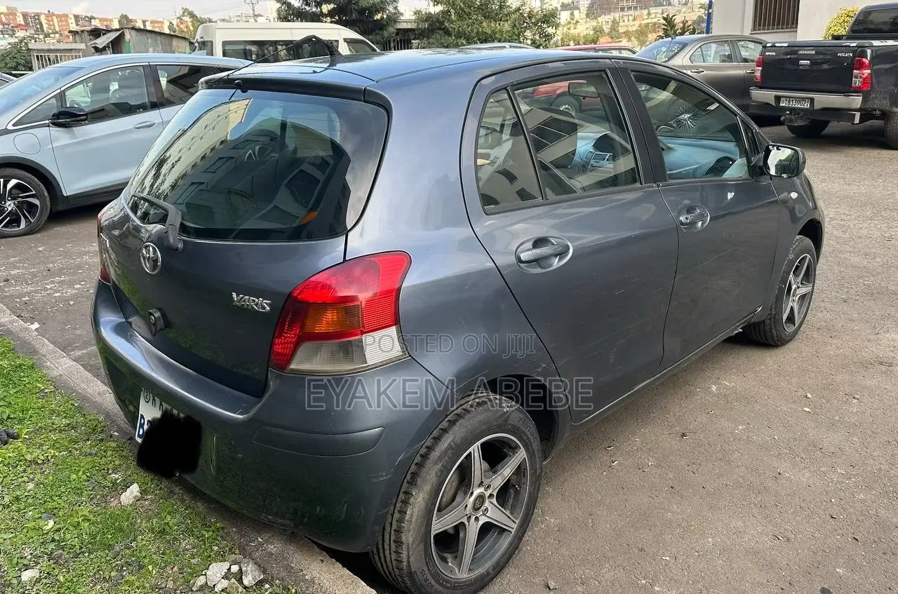 Toyota Yaris 2010 Gray