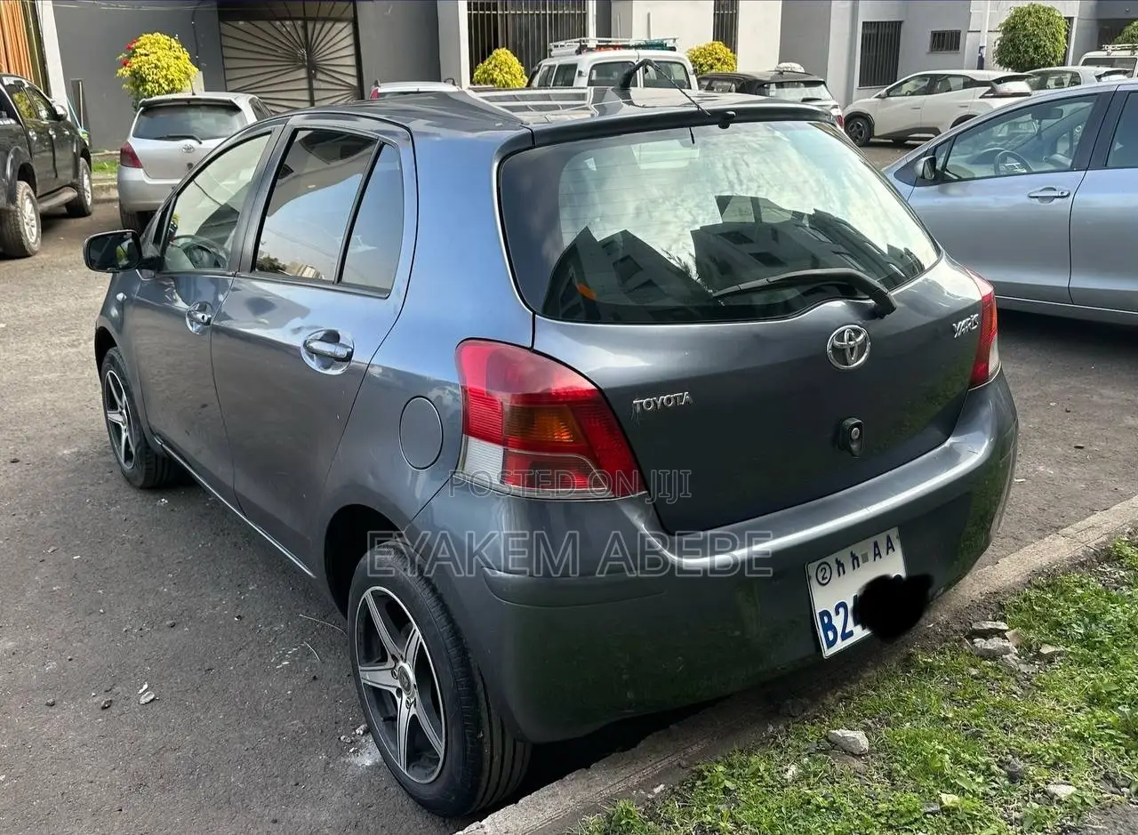 Toyota Yaris 2010 Gray