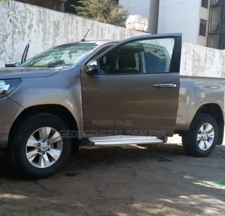 Toyota Hilux 2018 Gray