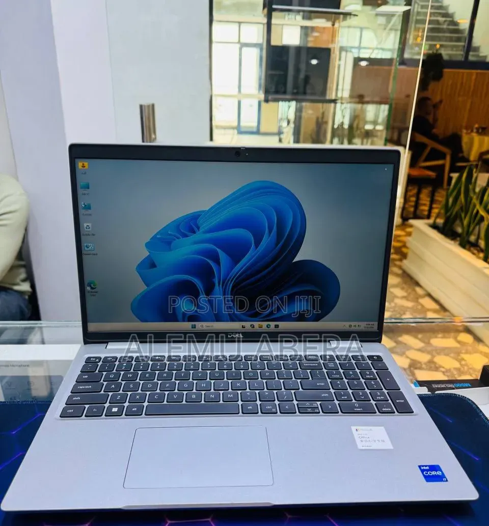 New Laptop Dell Precision 3581 16GB Intel Core i7 SSD 512GB